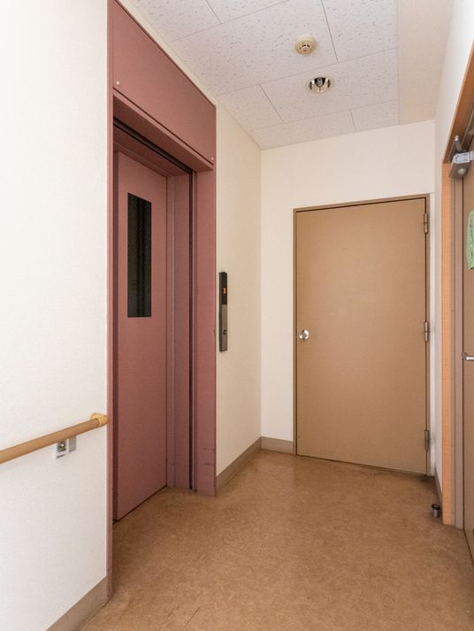 落ち着いた廊下のエレベーター