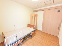 明るい居室のベッド