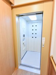 エレベーターの入り口
