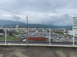 広がる駐車場と山々