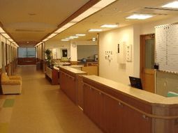 明るく広々とした受付エリア