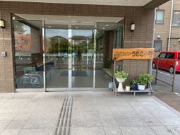 広いガラス扉のエントランス