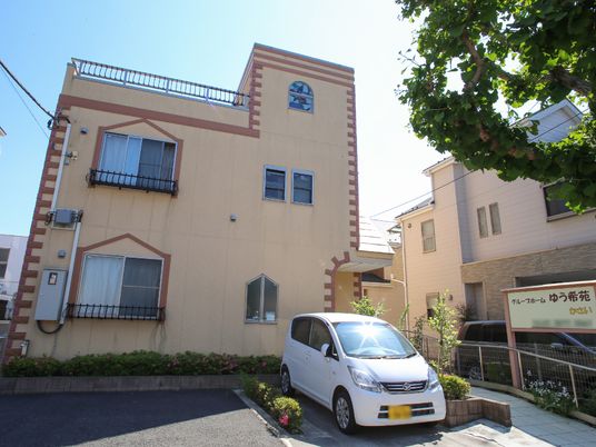 建物外観と周囲の緑