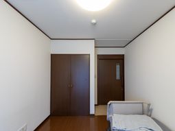 明るい居室のベッド  