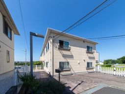 建物外観と青空の庭  
