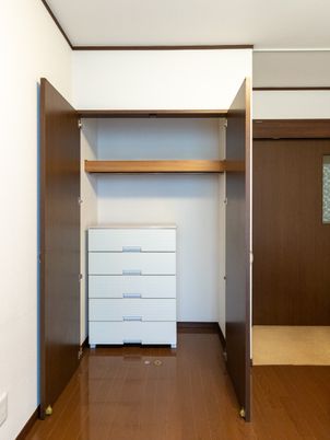 木製収納のある居室