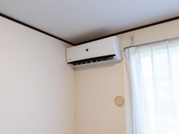 壁掛けエアコンのある居室  