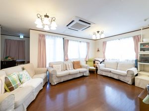 明るい共有リビング  