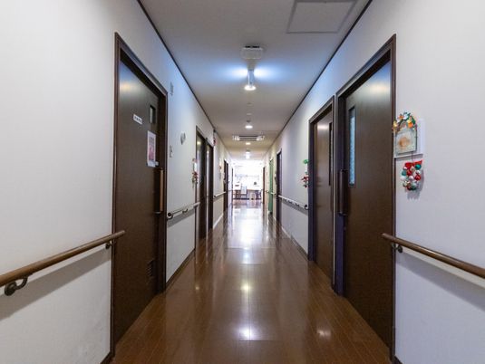 手すり付き廊下  