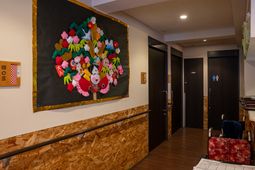 廊下に飾り付けられた手作り壁掛け