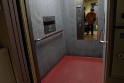 赤いカーペットのエレベーター