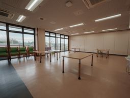 広々とした明るい部屋