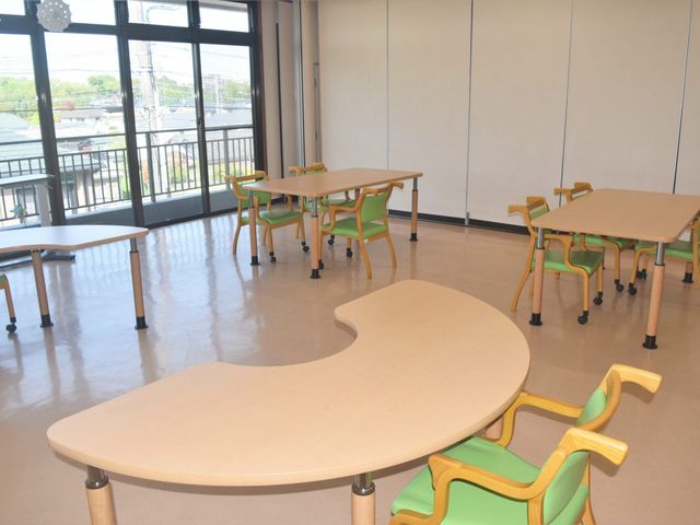 広々とした会議室 多目的室 広々とした明るい多目的室です。色とりどりの椅子が配置され、自然光が気持ちよく差し込んでいます。