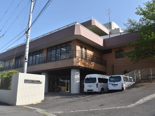 夜間も安心の到着口 外観 広々とした敷地に位置し、安心して訪問できる住まいです。周囲の環境も整っています。