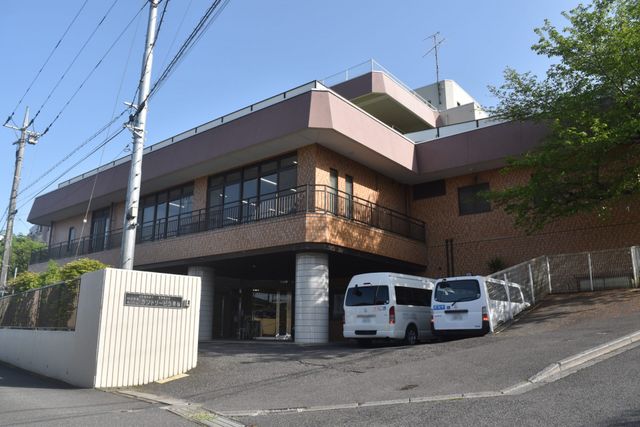 夜間も安心の到着口 外観 広々とした敷地に位置し、安心して訪問できる住まいです。周囲の環境も整っています。