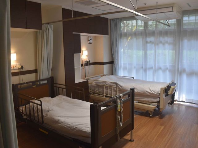自然光が入る居室 居室 大きな窓から自然光が差し込む明るい空間です。プライバシーが保たれた静かな環境で、くつろぎのひと時を提供します。