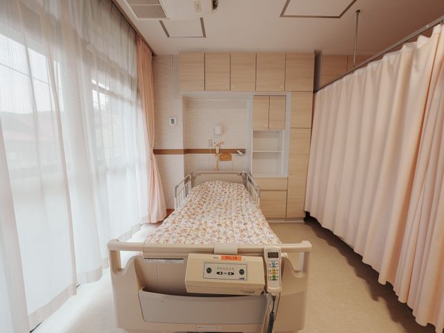 自然光あふれる居室 居室 広々とした窓から自然光が差し込み、落ち着ける空間となっています。ベッドの配置も工夫されており、快適に過ごせます。
