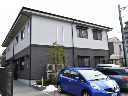 落ち着いた色合いの建物外観