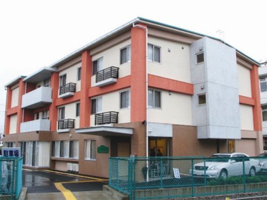 赤茶色の外壁の建物
