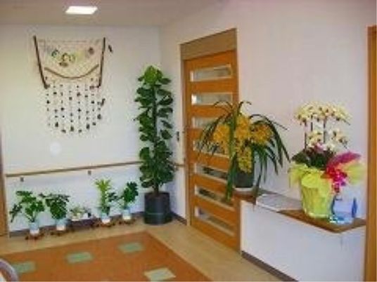 明るい室内のラウンジ風景