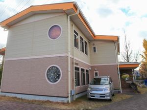 温かみのある建物エントランス