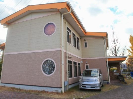 温かみのある建物エントランス