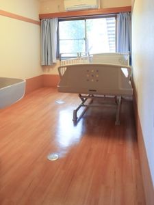 居室のベッドと窓