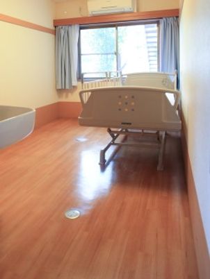 居室のベッドと窓