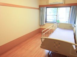 ベッドと窓のある居室
