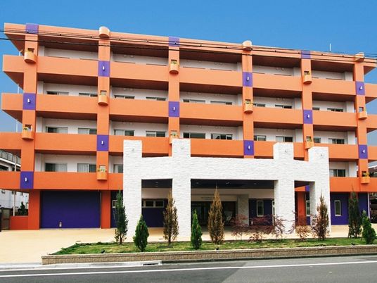 明るい外観の建物  