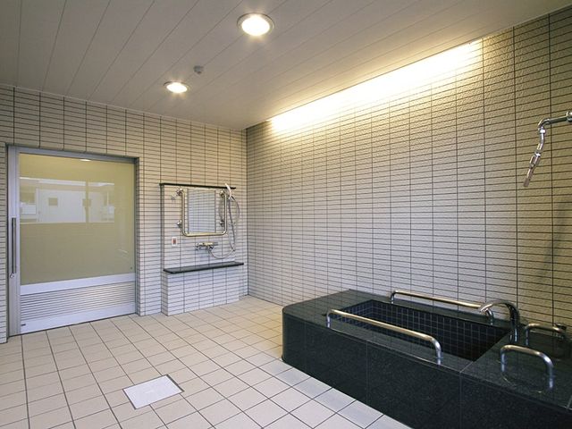 ゆったりしたバリアフリー浴室 浴室 広々とした清潔な浴室です。手すりが設置され、安全にご利用いただけます。