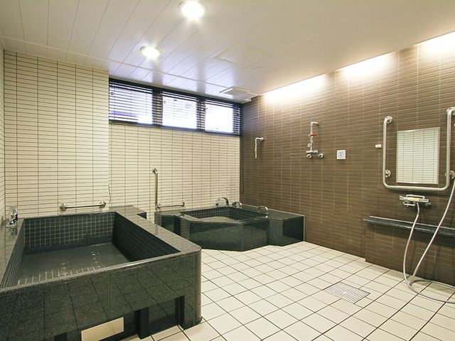 ゆったり浴槽のある浴室 浴室 ゆとりの空間で安全に配慮された浴室です。ハンドレールが設置され、安心してご利用いただけます。
