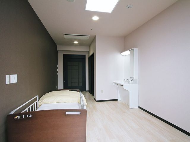 落ち着きのある居室 居室 ゆったりとした造りの居室です。ベッドや洗面台が配置され、快適な生活空間が確保されています。