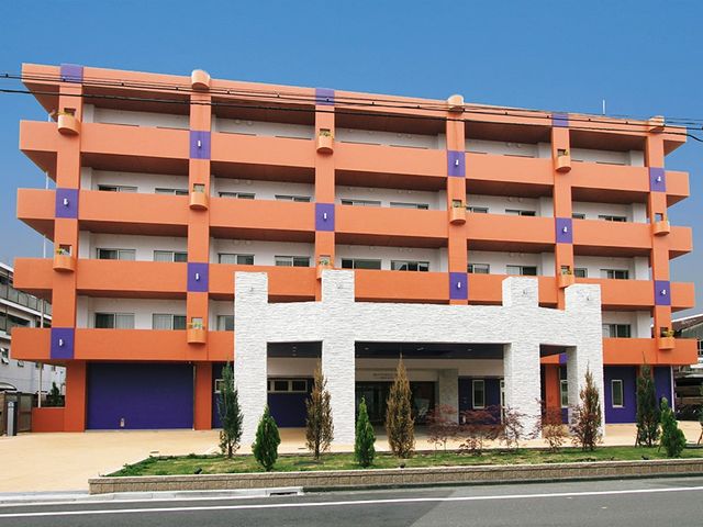 オレンジ色の外観 外観 明るいオレンジ色が特徴の建物です。広々としたこちらのエントランスから、ご自宅のようなあたたかみを感じていただけます。