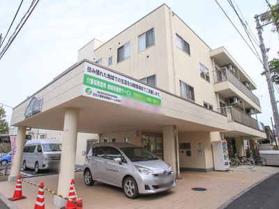 明るい建物の外観