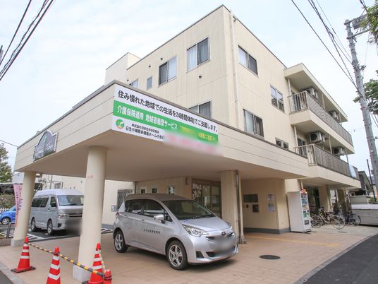 明るい建物の外観