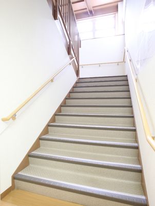 手すり付き階段の廊下