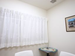 明るいカーテンの居室
