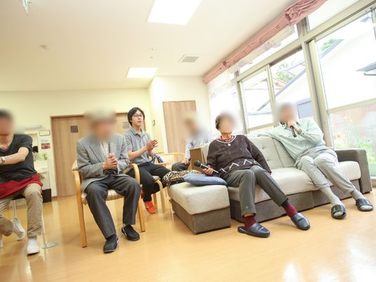 明るく広々としたラウンジ