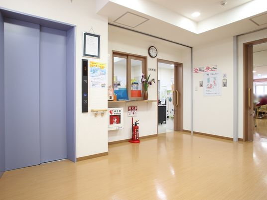 明るいエントランスの風景