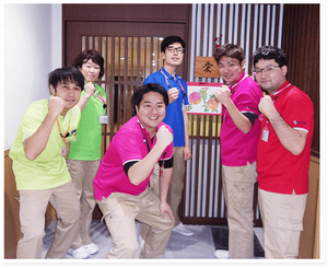 元気なスタッフの集合写真