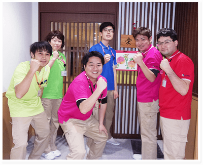 元気なスタッフの集合写真