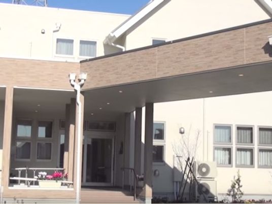明るい施設のエントランス