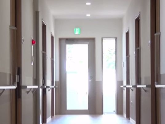 明るい廊下と部屋の扉