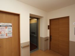 廊下とドアの明るい空間