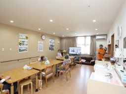 明るい共用ダイニング