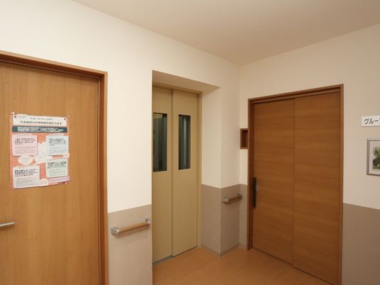 廊下と部屋の木の扉