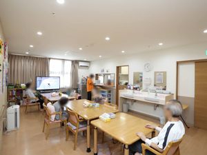 明るい共用スペースの居室