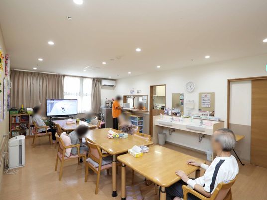 明るい共用スペースの居室