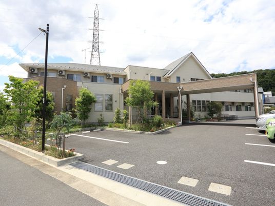 明るいエントランスの建物